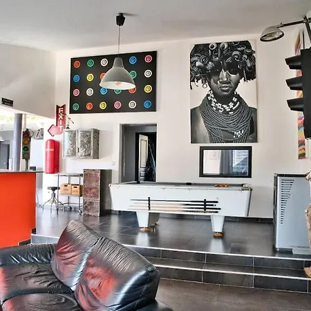 Maison Atypique Avec Piscine 