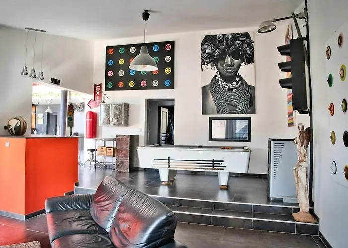 Maison Atypique Avec Piscine 